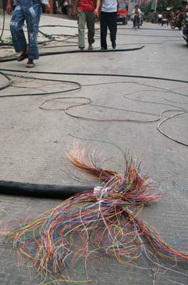 货车飞驰刮断电缆，交通受阻，安全警钟再次敲响